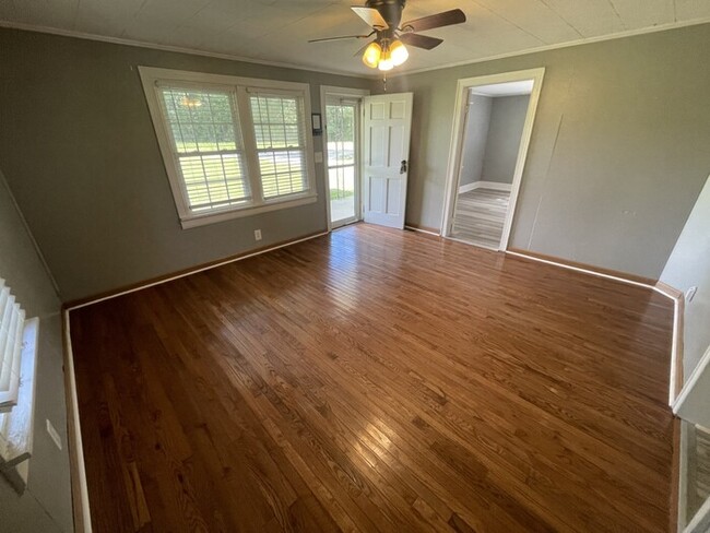 Building Photo - 2 bd 1 ba