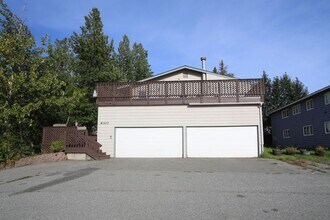 Building Photo - 3 Bedroom Apartment in Jewel Lake w/ Garage and Large Deck!