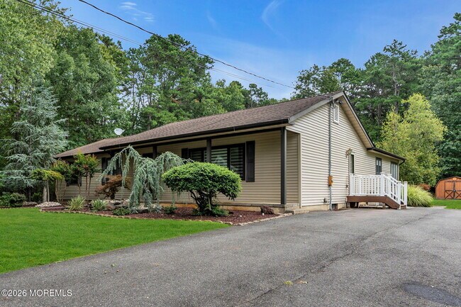 Building Photo - 819 Harmony Rd