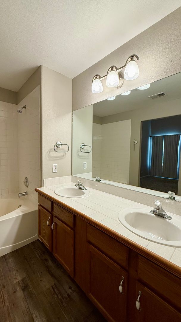 Building Photo - Upper-level condo