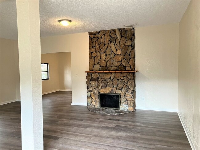 Building Photo - HUGE Dade City 3BR/1BA/1 Car Garage Home w...