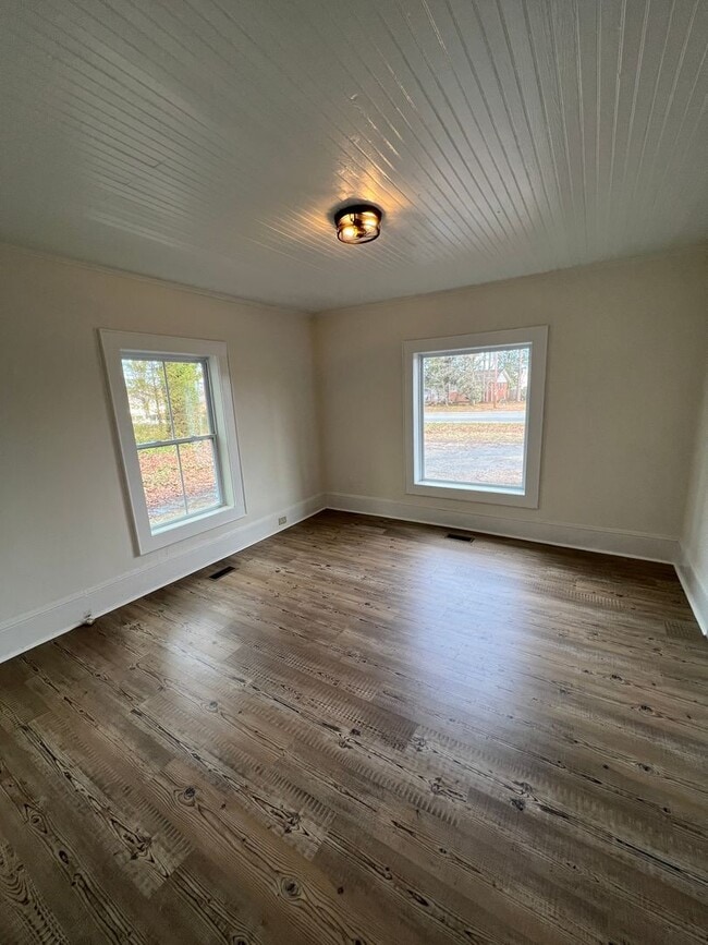 Building Photo - UPGRADED 2 Bedroom Home FOR RENT