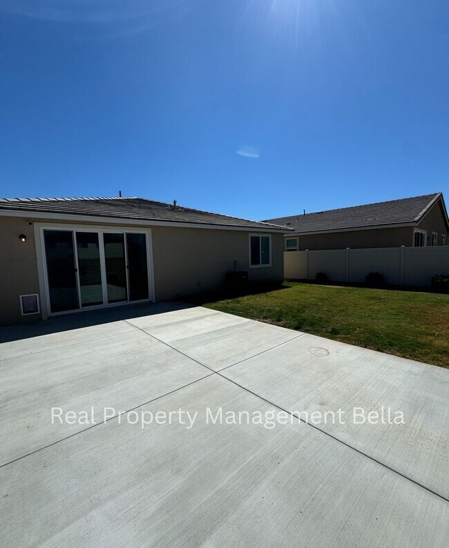 Building Photo - Beautiful Corner-Lot Home with Open Floor ...
