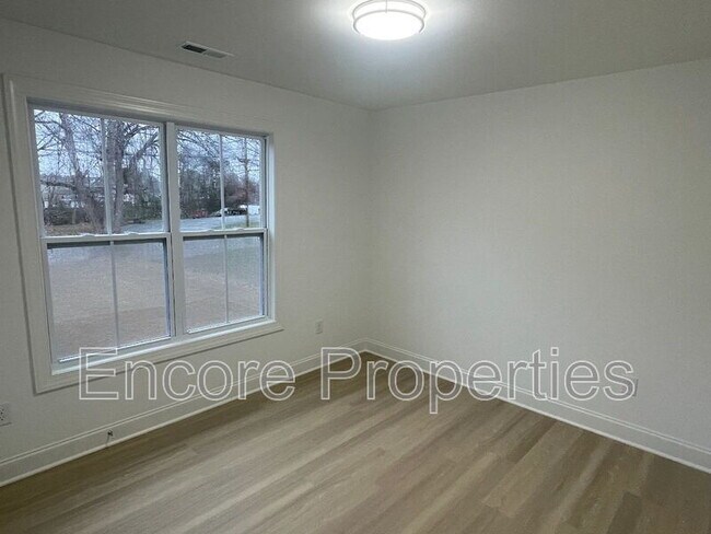 Building Photo - 1115 Grace Ave