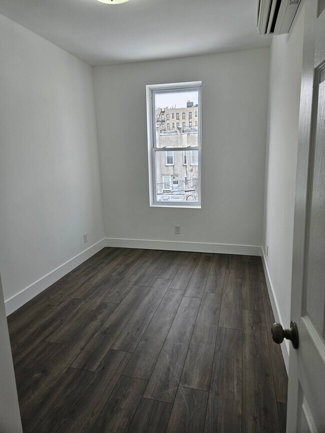 Building Photo - 312 E 26th St