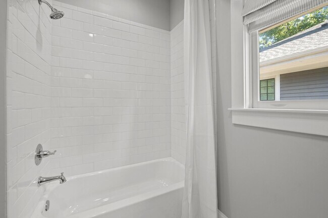 Building Photo - Gorgeous Renovation near Downtown Durham -...