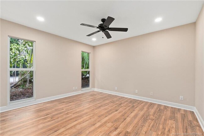 Building Photo - 7 Riverview Dr