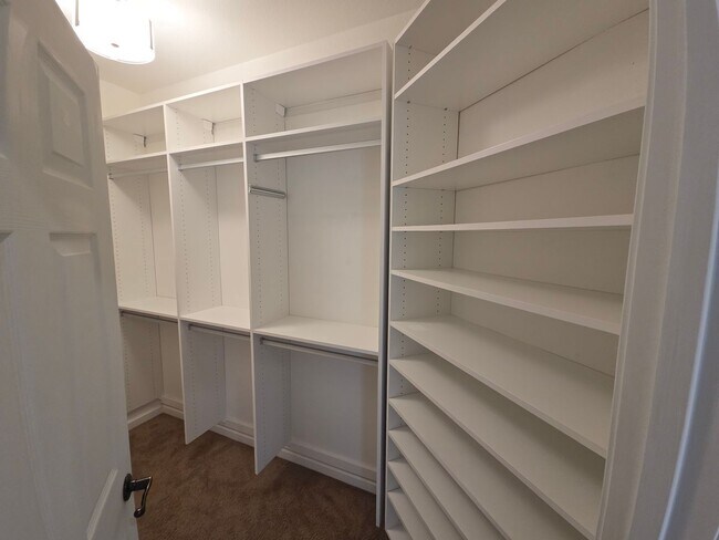 Building Photo - Gorgous 3 Bedroom 2/5 Bath home in HOA