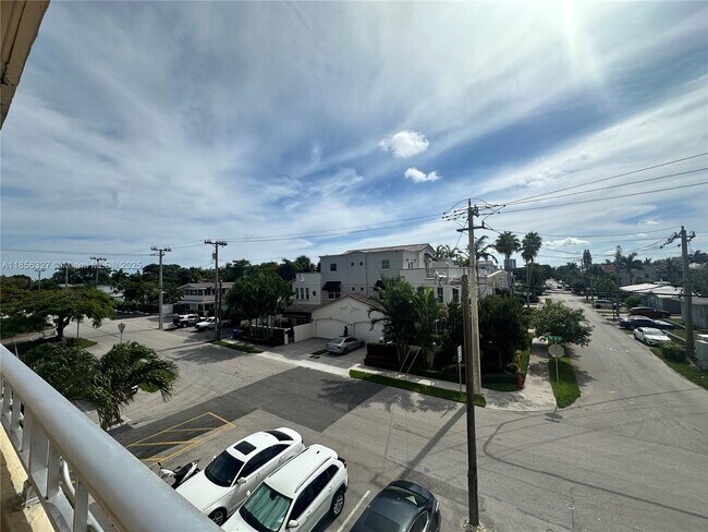Building Photo - 900 NE 18th Ave