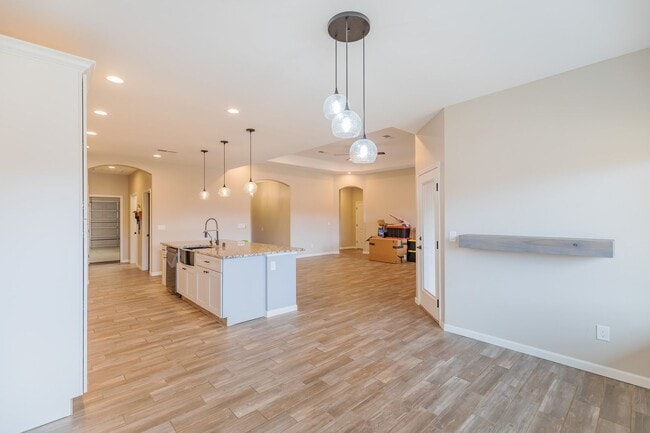Building Photo - Modern 4 Bed 3 Bath - Pets Allowed!