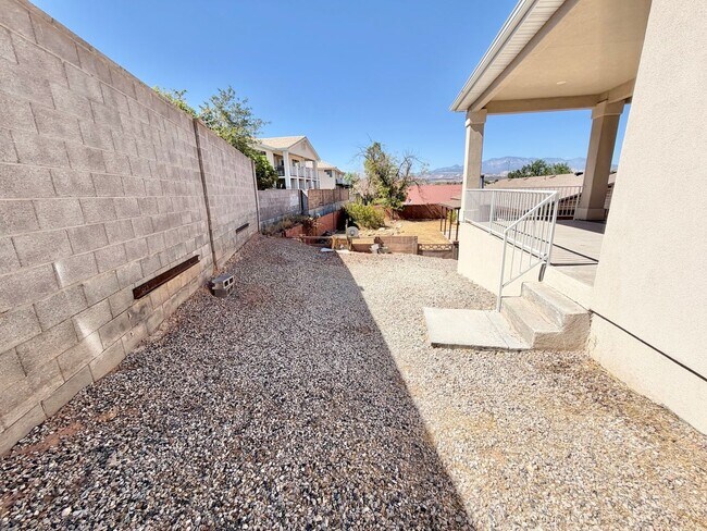 Building Photo - 2044 Sherman Rd