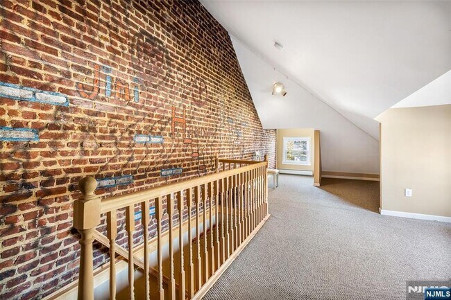 Building Photo - 1054-1056 Hunterdon Street Unit Leftside