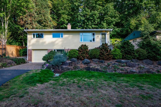 Building Photo - Spacious 4BR/2 BA Home in Quiet North-End ...