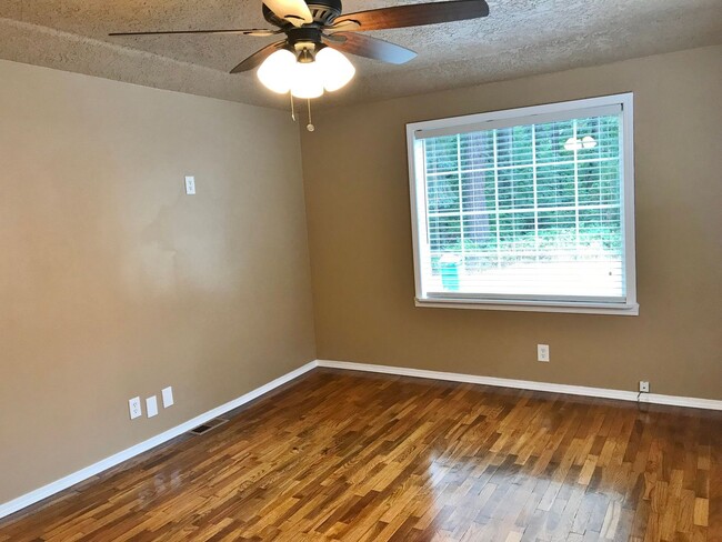 Building Photo - Charming 3 Bedroom Cottage Located in SW P...