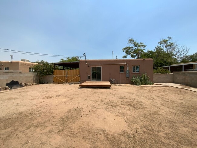 Building Photo - 2 Bedroom Single Story Home Available Near...