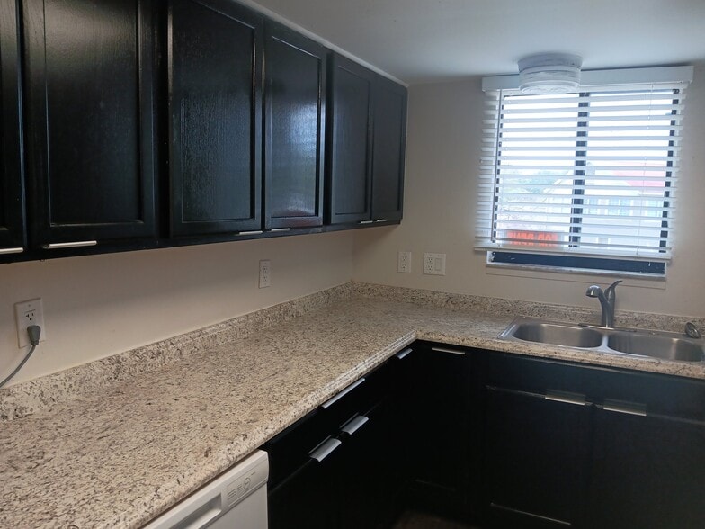 Building Photo - 2541 Myrtle Ave