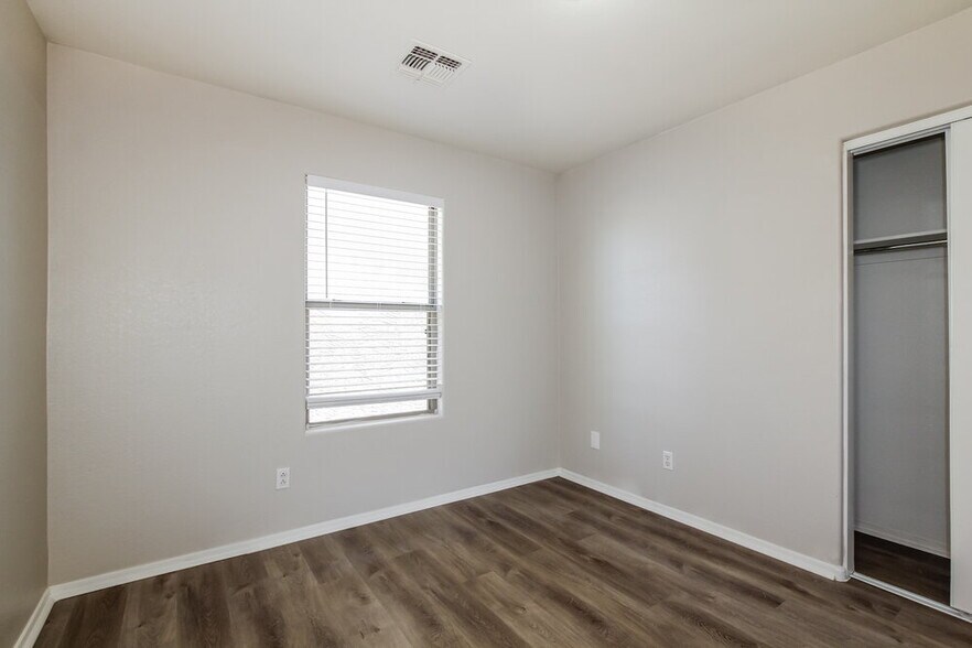 Building Photo - 18538 W Fairway Dr