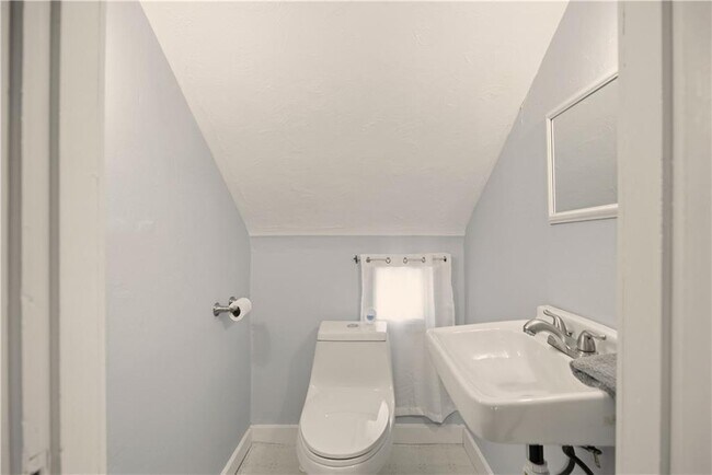 Building Photo - 65 Maple Ave