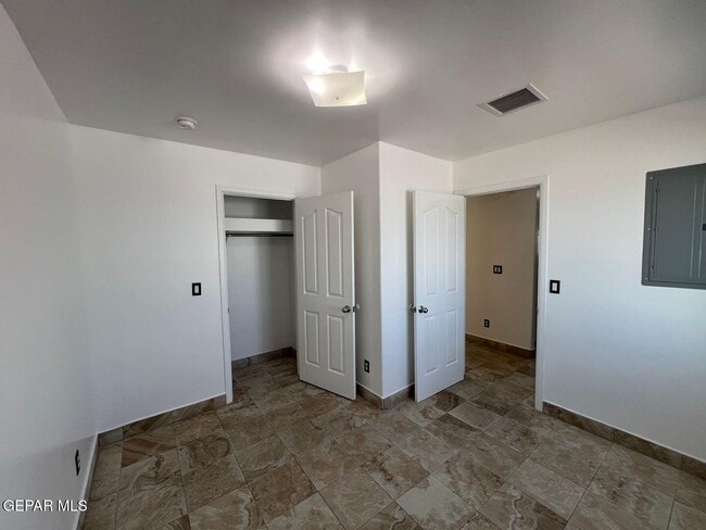 Building Photo - 540 S Yarbrough Dr