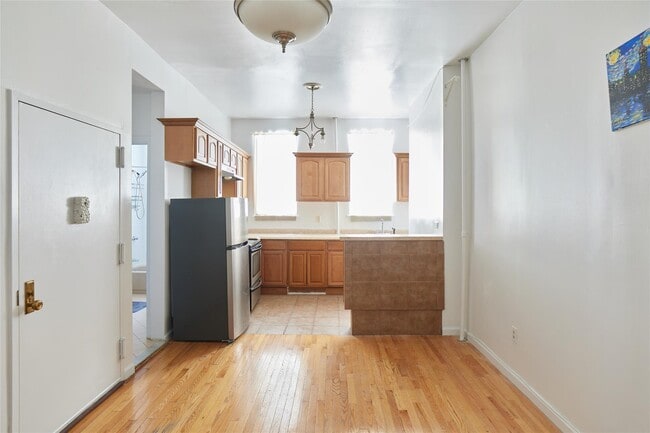 Building Photo - 354 S 5th St