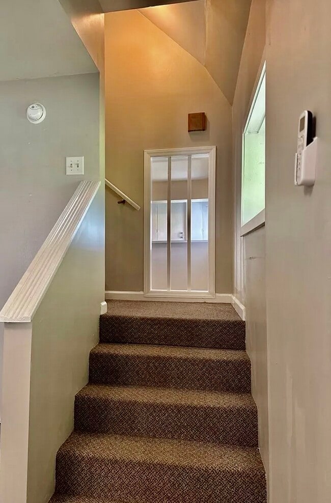 Building Photo - 740 Lawn Dr