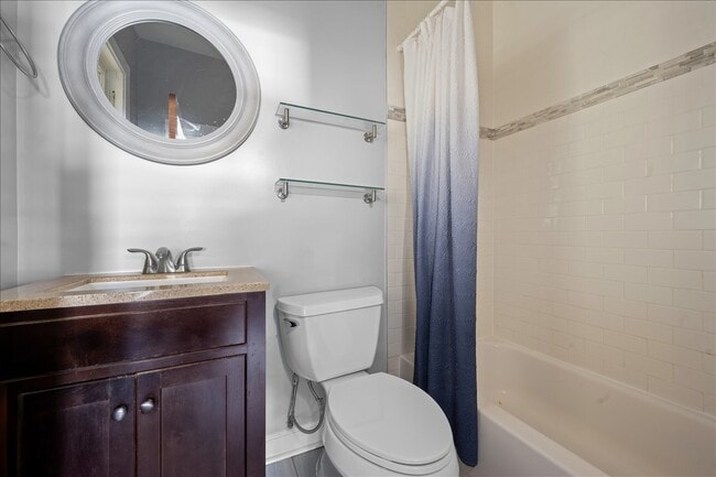 Building Photo - 913 Green Bay Rd