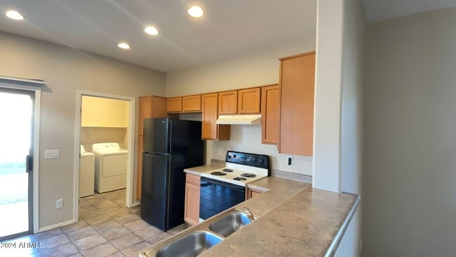 Building Photo - 5158 W Poinsettia Dr