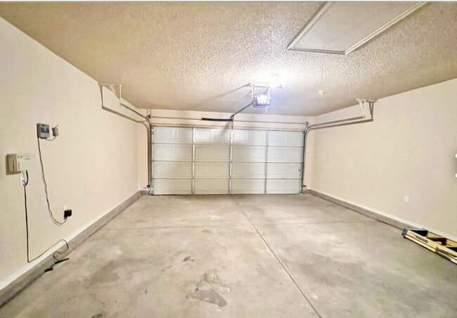 Building Photo - Beautiful 3/2/2 in Milwaukee Ridge