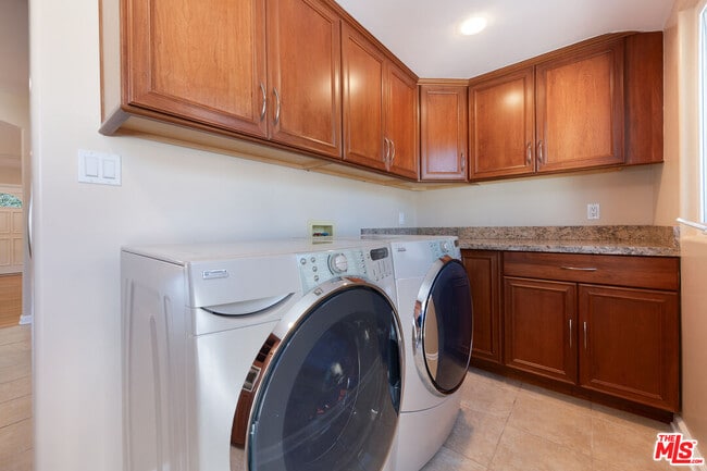 Building Photo - 4948 Petit Ave