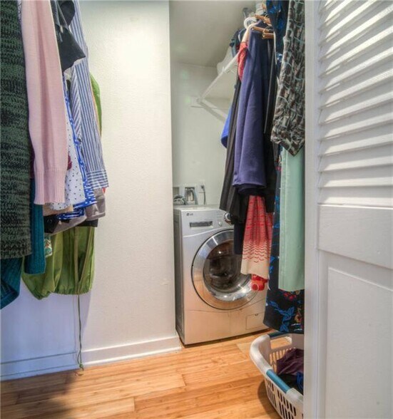 Building Photo - 2200 Dickson Dr