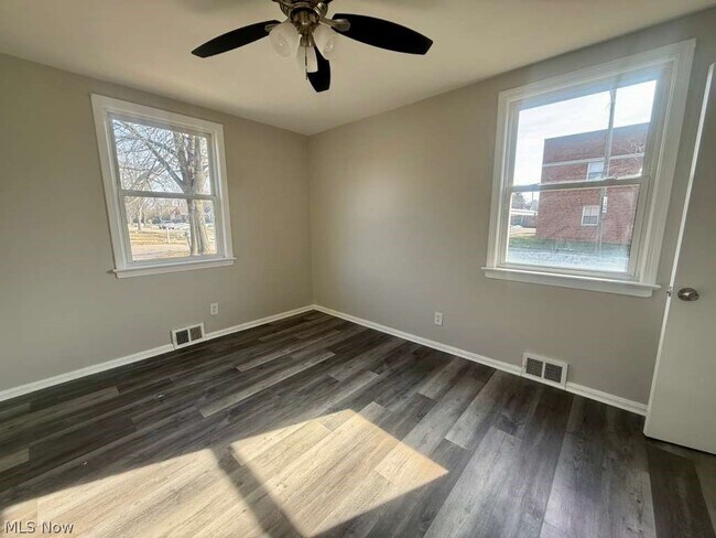 Building Photo - 2027 Warrensville Center Rd