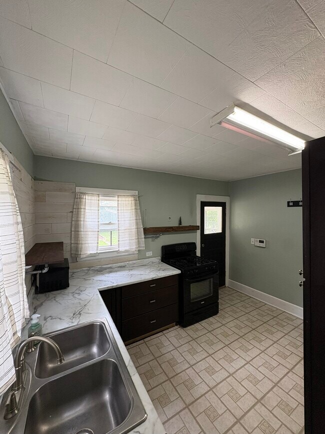 Building Photo - 825 Burr Oak St