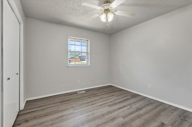 Building Photo - 3600 Sunvalley Dr