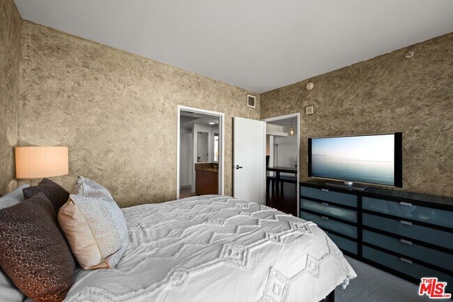 Building Photo - 13700 Marina Pointe Dr