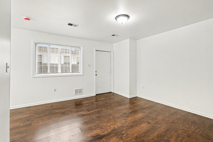 Building Photo - 506 Eastern Ave NE