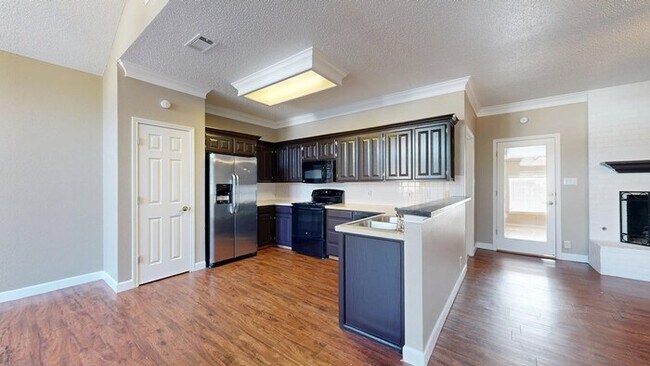Building Photo - 3 bed 2 bath home, 2 car garage