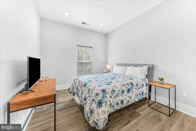 Building Photo - 537 Apple St