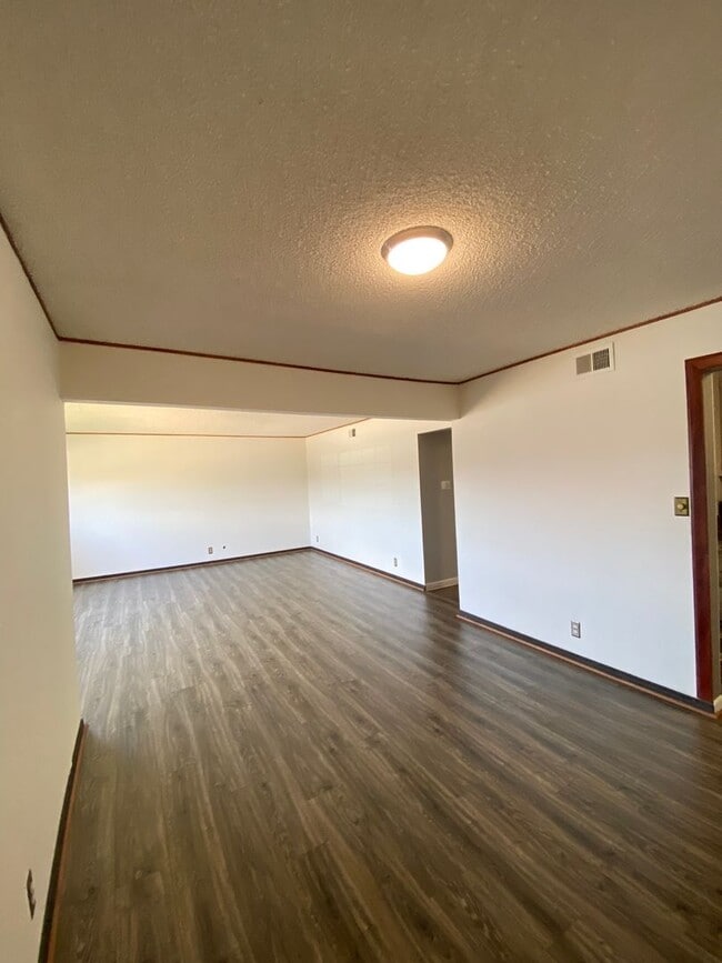 Building Photo - Cul-De-Sac Location, beautiful single leve...