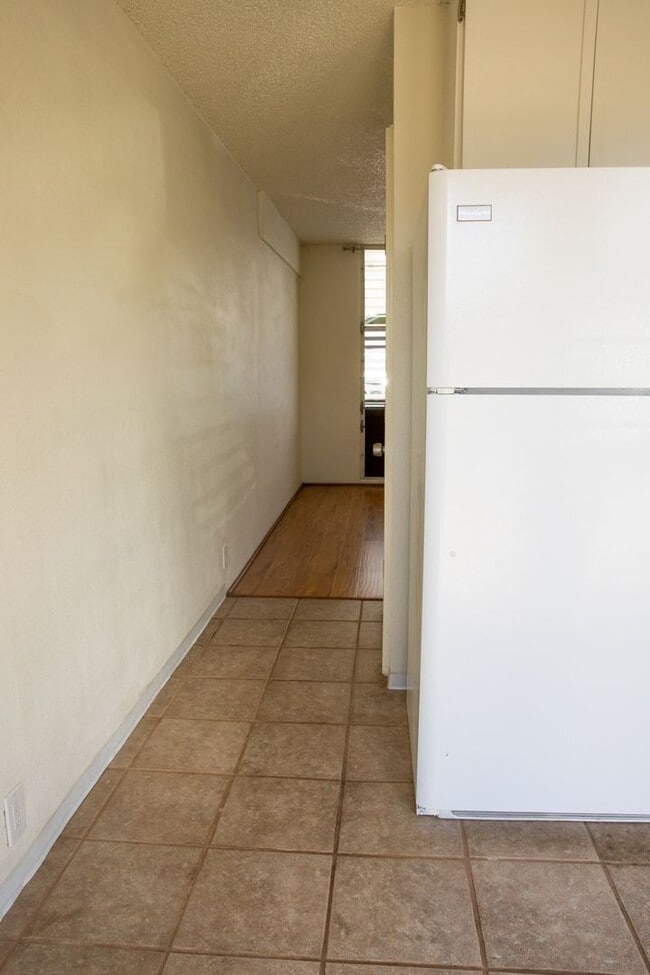 Building Photo - 2 BR/ 1 Bath Low- rise Apartment