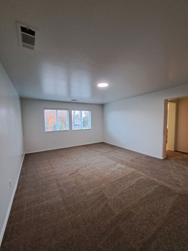 Building Photo - Comfortable Two-Story 4BR Home in Fresno!