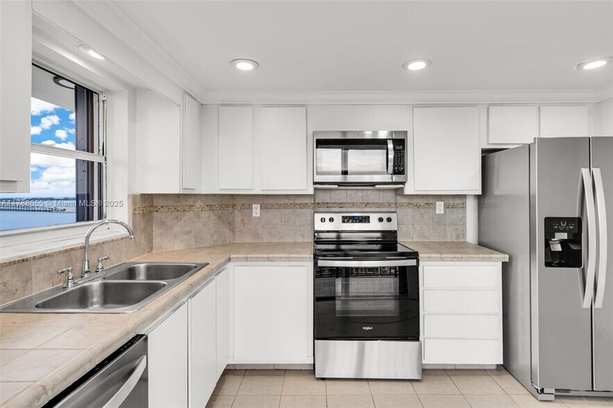 Building Photo - 2333 Brickell Ave