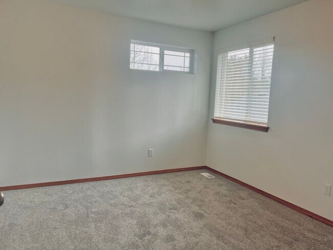 Building Photo - Enormous 4 Bed 2.5Bath + Bonus Room Great Lacey Neighborhood