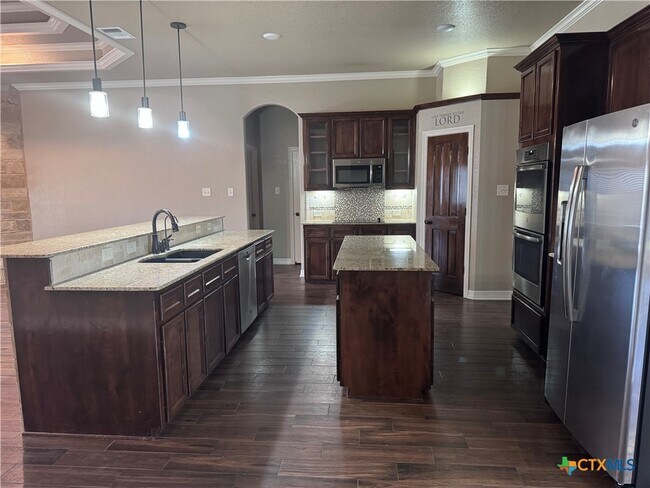 Building Photo - 2033 Catkins Ln