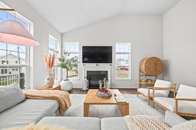 Building Photo - 1868 Forest View Ct