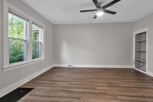 Building Photo - 105 Mariner St