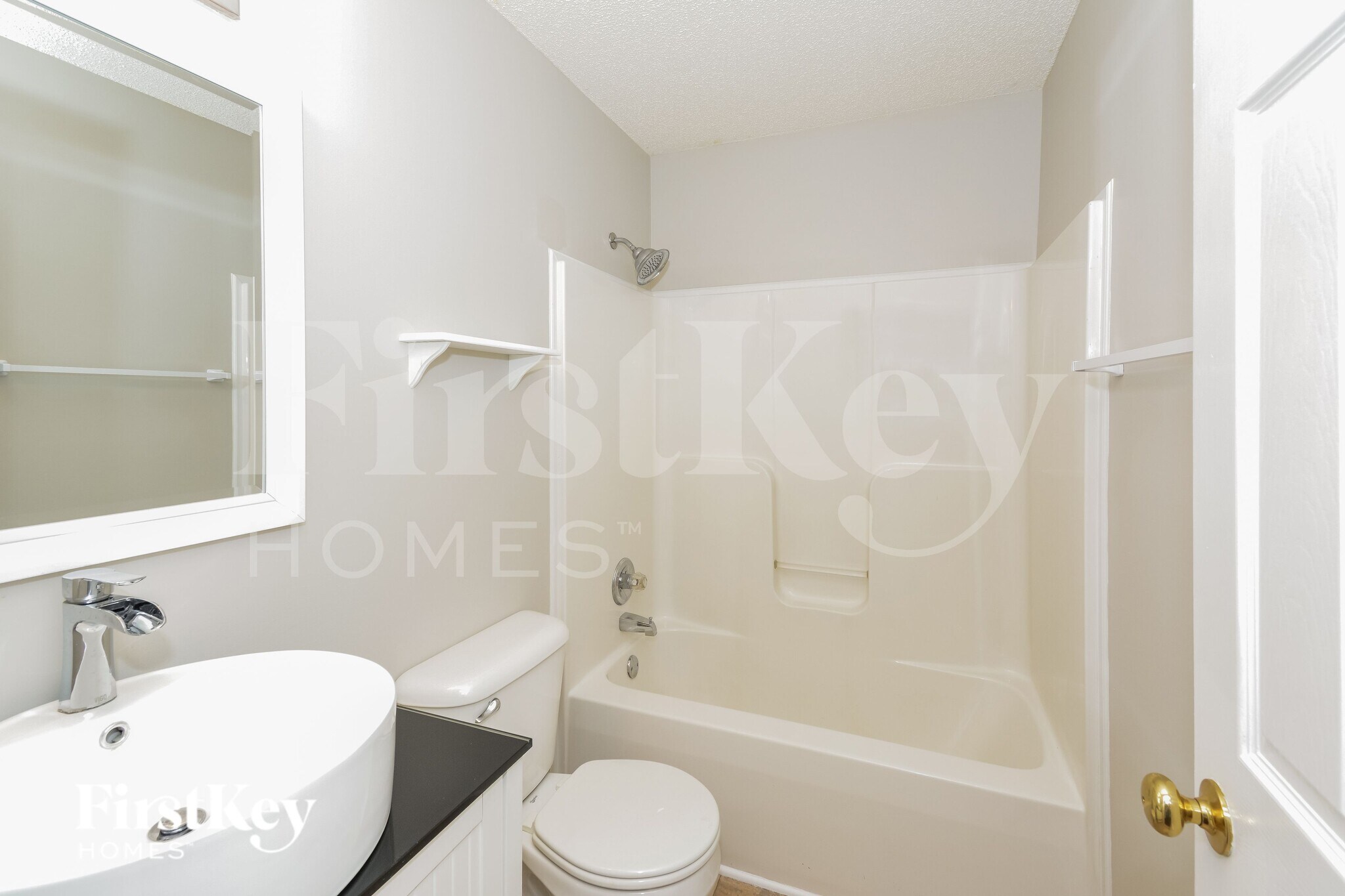 Building Photo - 3890 MacKenzie Dr