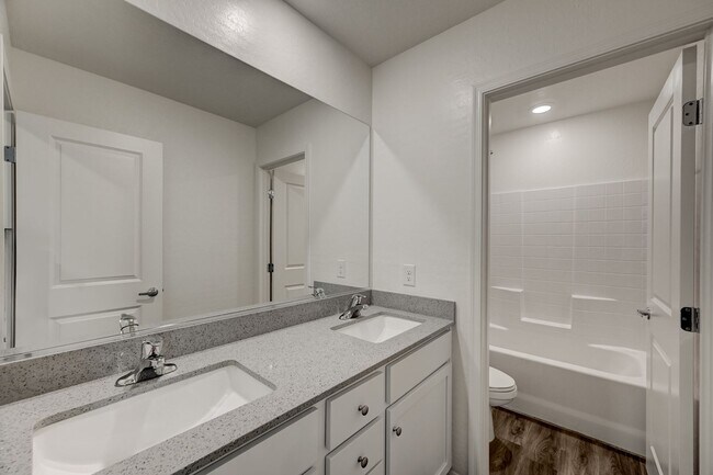 Building Photo - Upgraded 5 bedroom home in Cul-De-Sac!!