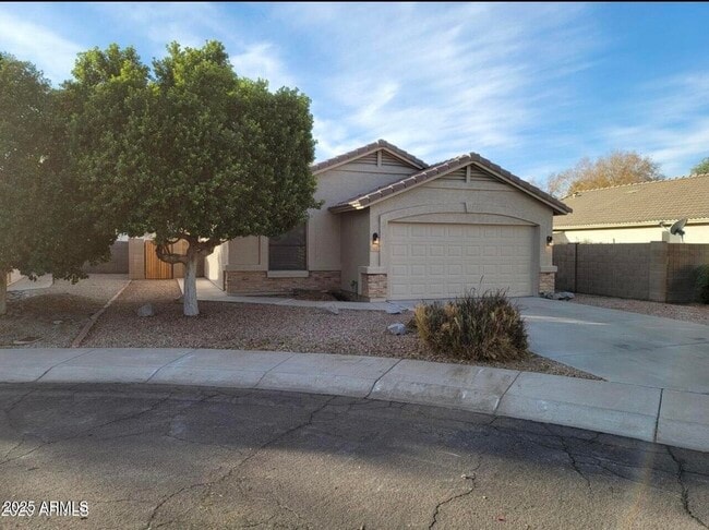 Primary Photo - 3423 E Menadota Dr