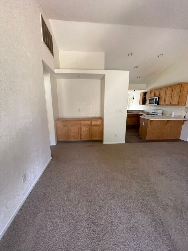 Building Photo - Beautiful 3 bedroom and 2 bath home ready for move in.