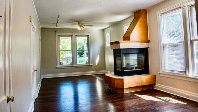 Building Photo - 1008 Garnett Pl